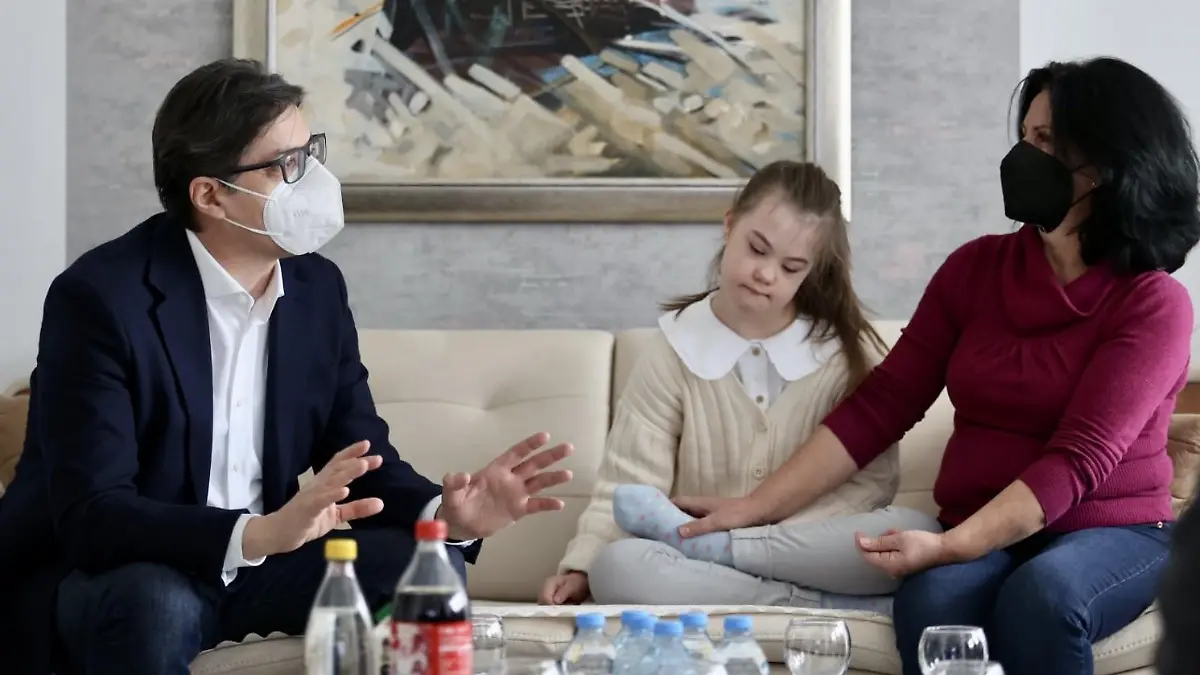 Nordmazedoniens Präsident Stevo Pendarovski spricht mit Embla Ademi und ihren Eltern über Mobbing.