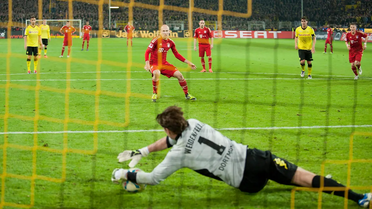 Torwart Roman WEIDENFELLER (DO) haelt den Elfmeter von Arjen ROBBEN (M/ hinten), Aktion, Foulelfmeter, Fussball 1. Bundesliga, Spieltag 30, Borussia Dortmund (DO) - FC Bayern Muenchen (M) 1:0, am 11.04.2012 in Dortmund / Deutschland