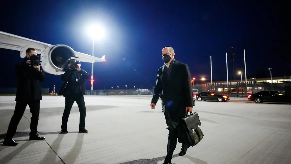 Bundeskanzler Olaf Scholz (SPD) geht auf dem militärischen Teil des BER-Flughafens zum Airbus A340 der Luftwaffe. Scholz reist zu Gesprächen über die Situation an der ukrainischen-russischen Grenze nach Moskau. Dort trifft er den russischen Präsidenten.