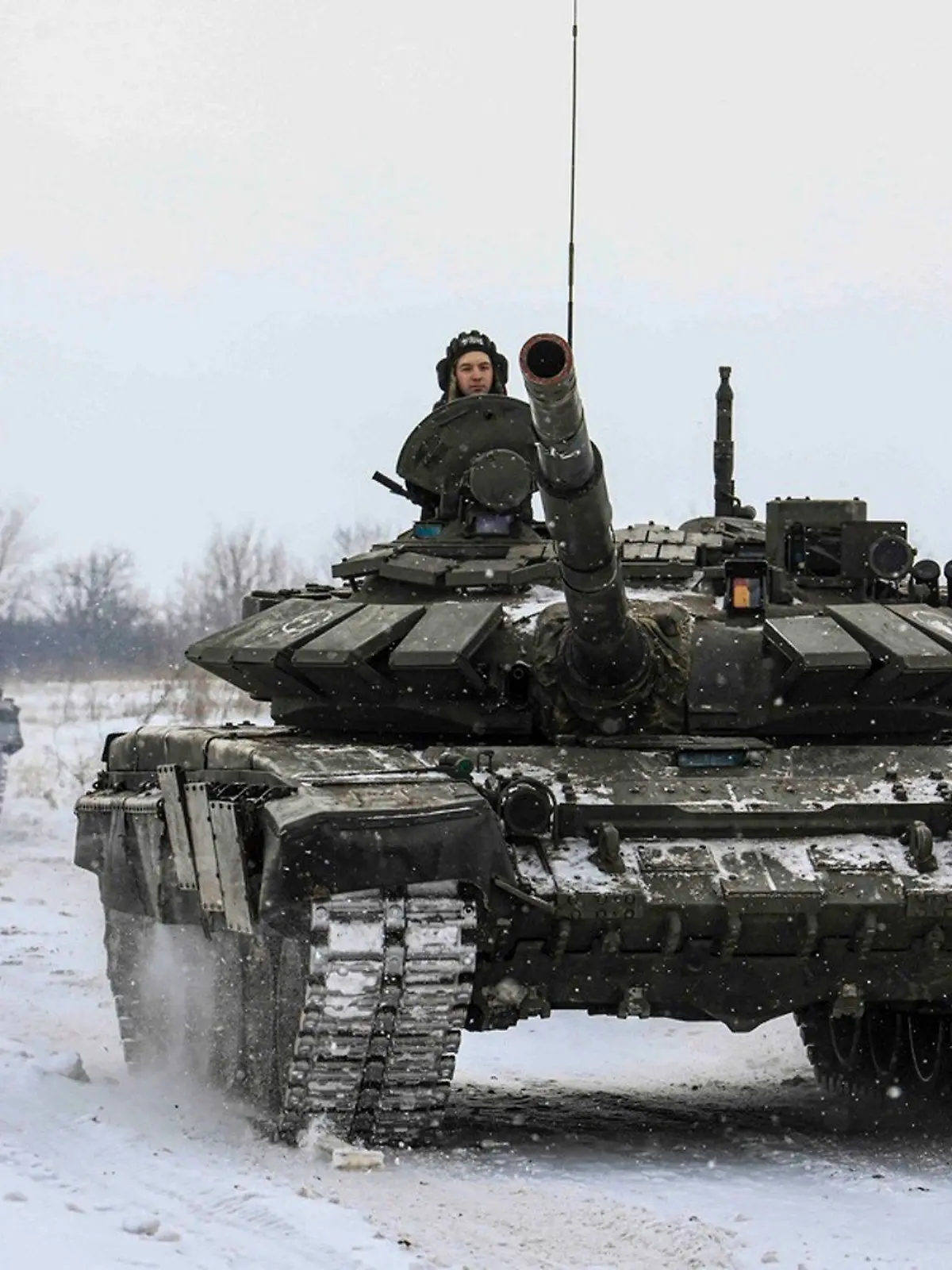 HANDOUT - 14.02.2022, Russland, ---: Auf diesem vom Pressedienst des russischen Verteidigungsministeriums zur Verfügung gestellten Foto rollen russische Panzer, während militärischer Übungen in der Region Leningrad, über das Feld. Foto: Uncredited/Russian Defense Ministry Press Service/AP/dpa - ACHTUNG: Nur zur redaktionellen Verwendung und nur mit vollständiger Nennung des vorstehenden Credits +++ dpa-Bildfunk +++