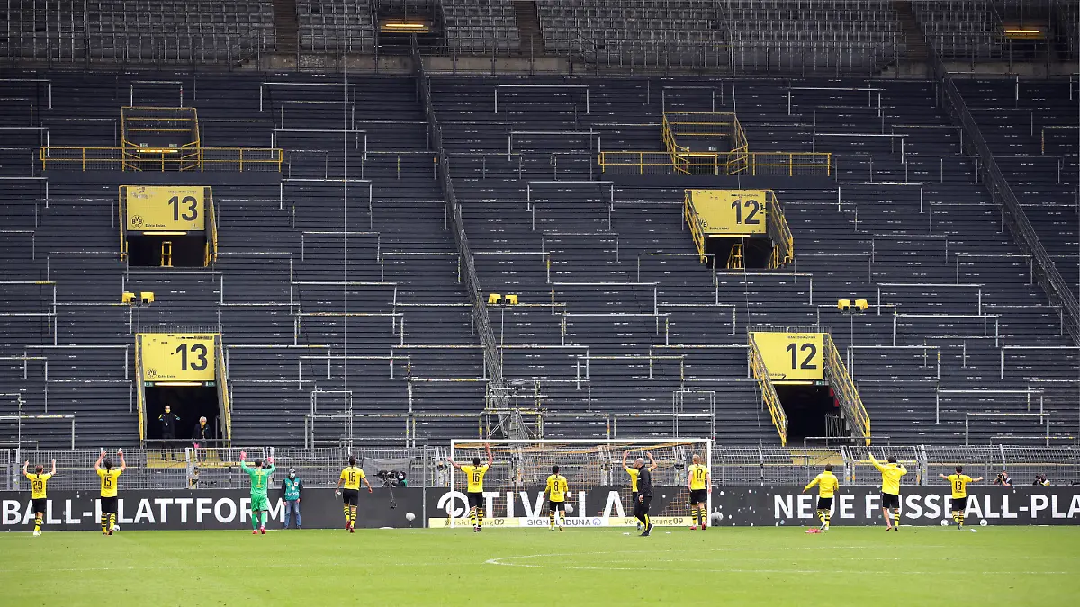 Welle , Schlussjubel , la ola , laola , vor der leeren Südtribüne , Geisterspiel , leer , leere Sitze , Ränge , Tribüne , Stadion , Block , Witz , Humor , kurios Sport: Fussball: 1. Bundesliga: Saison 19/20: 26. Spieltag: Borussia Dortmund - FC Schalke 04, 16.05.2020 Foto: Ralf Ibing/firosportphoto/POOL via RHR-FOTO Nur für journalistische Zwecke! Only for editorial use! Gemäß den Vorgaben der DFL Deutsche Fußball Liga ist es untersagt, in dem Stadion und/oder vom Spiel angefertigte Fotoaufnahmen in Form von Sequenzbildern und/oder videoähnlichen Fotostrecken zu verwerten bzw. verwerten zu lassen. DFL regulations prohibit any use of photographs as image sequences and/or quasi-video.