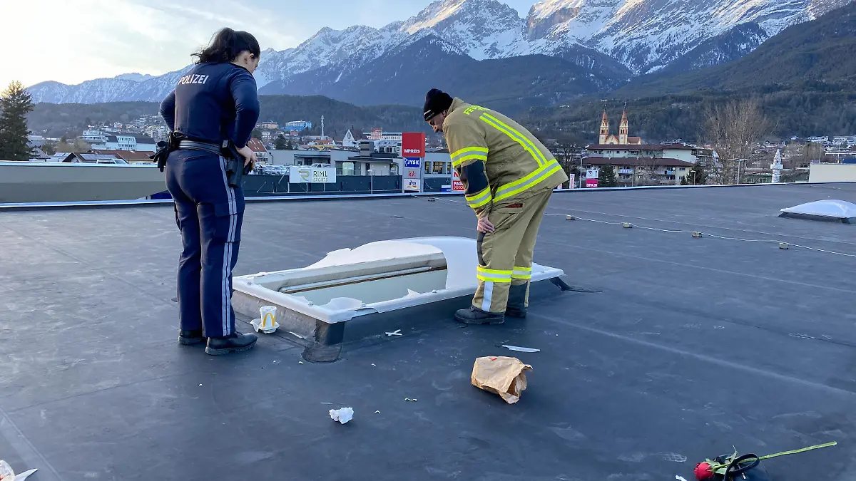 Telfs (Tirol): Jugendliche setzen sich auf Plastikkuppel und stürzen 8 Meter in die Tiefe.