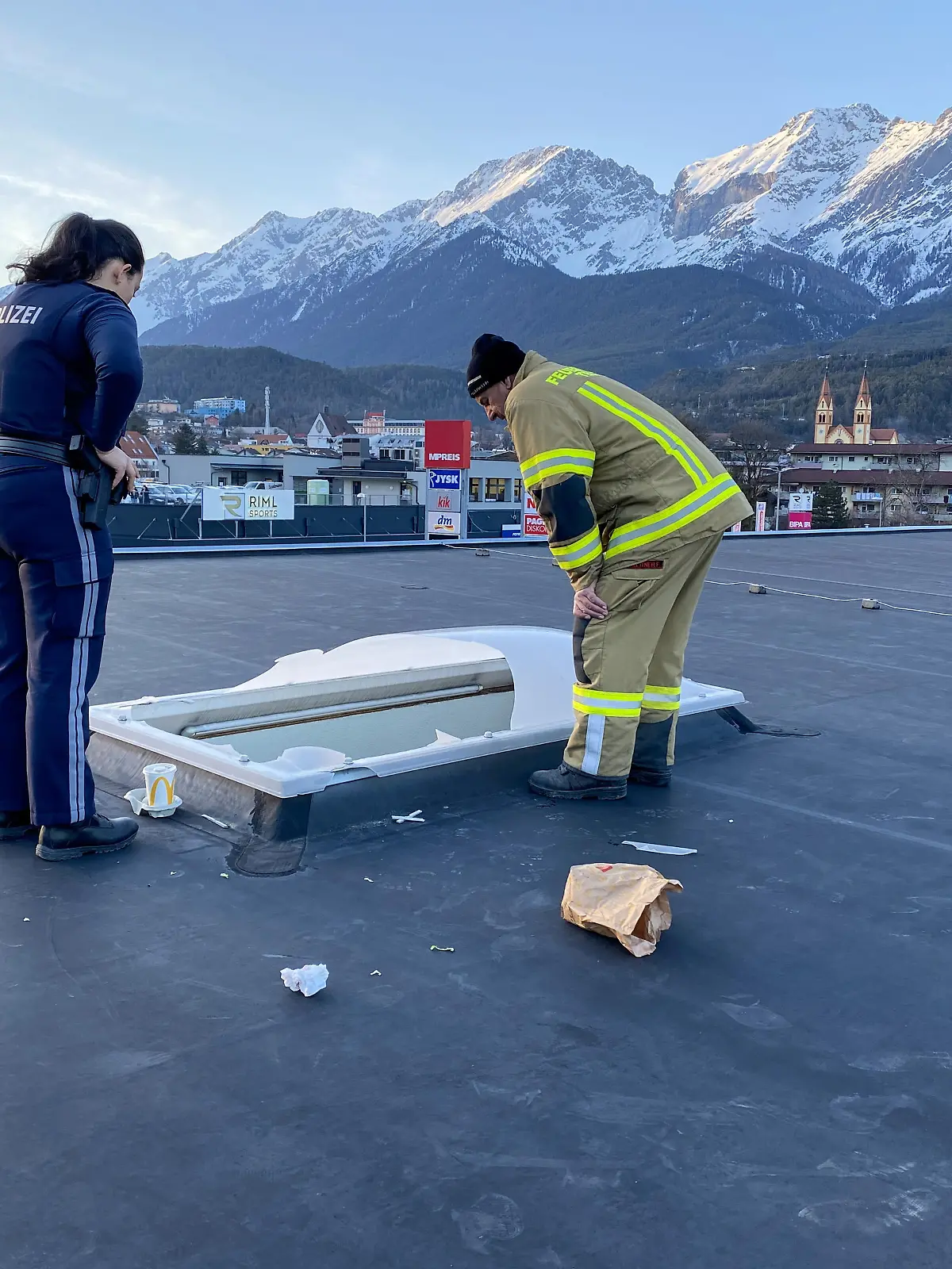 Telfs (Tirol): Jugendliche setzen sich auf Plastikkuppel und stürzen 8 Meter in die Tiefe.