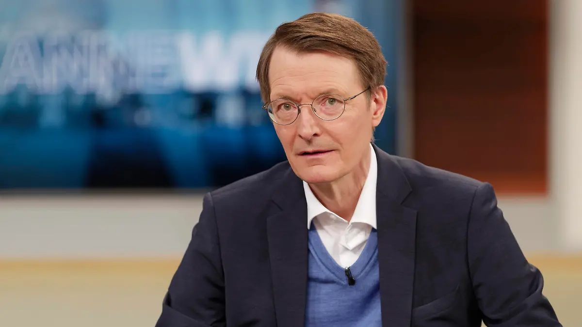 News Bilder des Tages Karl Lauterbach bei Anne Will 2022-02-08, Deutschland, Berlin - Karl Lauterbach SPD, Bundesgesundheitsminister, zu Gast bei Anne Will im Ersten Deutschen Fernsehen. Thema der Politik-Talkrunde in der ARD:Impfpflicht auf der Kippe, Lockerungen umstritten - planlos in den Corona-Frühling