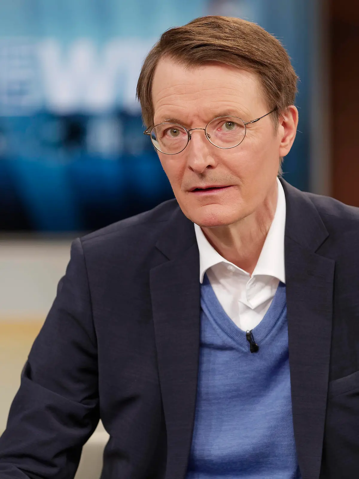 News Bilder des Tages Karl Lauterbach bei Anne Will 2022-02-08, Deutschland, Berlin - Karl Lauterbach SPD, Bundesgesundheitsminister, zu Gast bei Anne Will im Ersten Deutschen Fernsehen. Thema der Politik-Talkrunde in der ARD:Impfpflicht auf der Kippe, Lockerungen umstritten - planlos in den Corona-Frühling