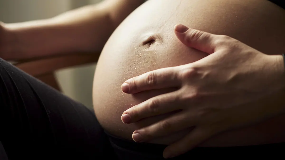 Pregnant woman, hand on baby belly model released Symbolfoto property released PUBLICATIONxINxGERxSUIxAUTxHUNxONLY BZF00485