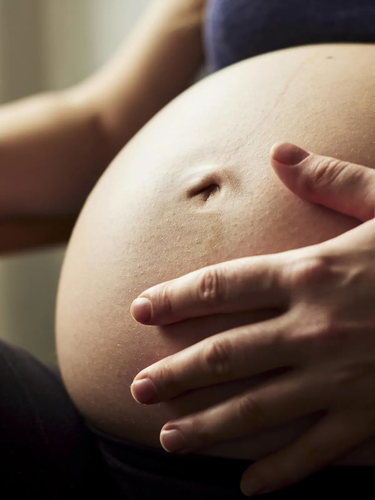  Pregnant woman, hand on baby belly model released Symbolfoto property released PUBLICATIONxINxGERxSUIxAUTxHUNxONLY BZF00485
