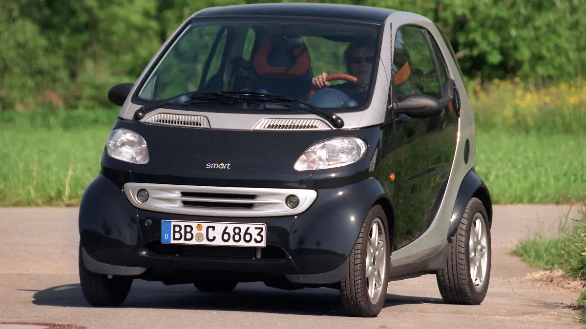 Ein Smart-Kleinwagen am 3.6.1999 auf einer Stuttgarter Straße. Vom Smart sind in der ersten Jahreshälfte 30000 Exemplare verkauft worden. Somit verließen seit der Markteinführung im Oktober vergangenen Jahres 50000 Stück die Verkaufsfilialen.