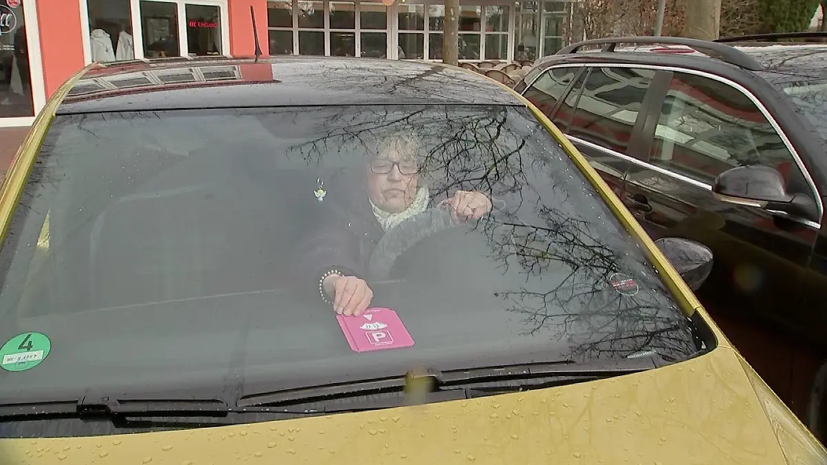Als Elke Steden ihre pinke Parkscheibe hinter die Windschutzscheibe gelegt hat, wusste sie noch nicht, welche Ärger ihr deswegen drohen wird.