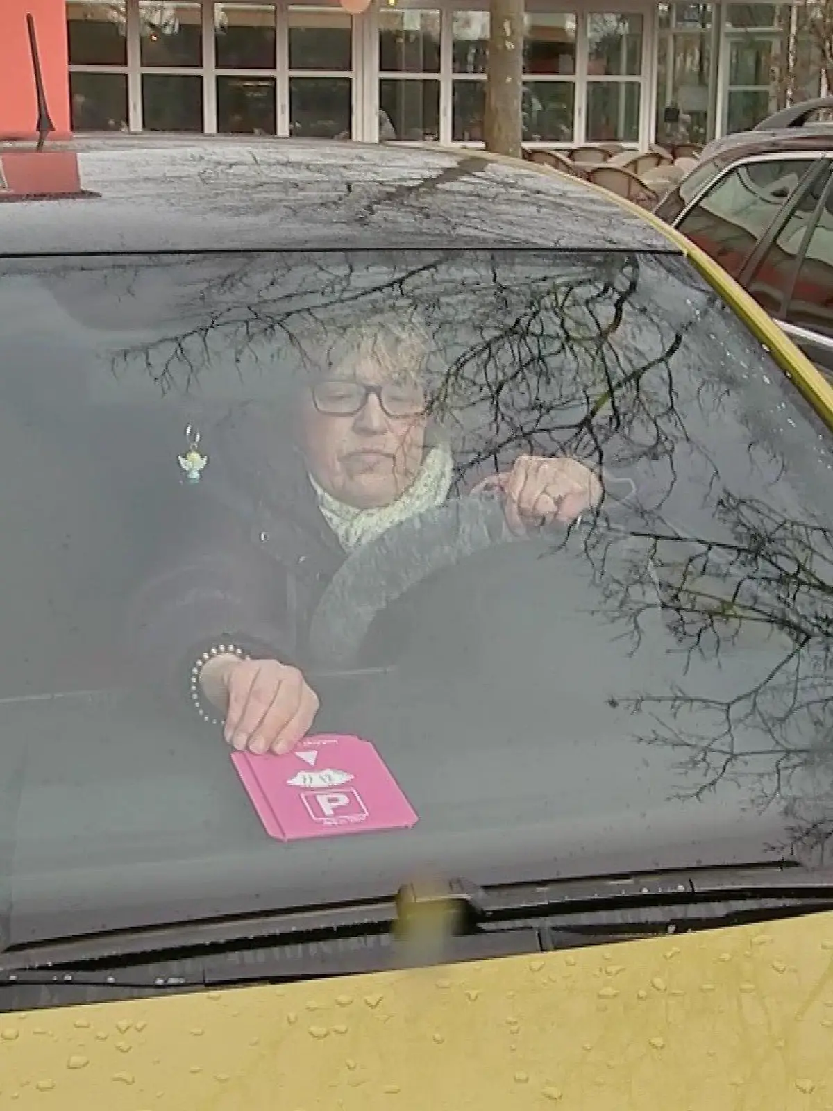 Als Elke Steden ihre pinke Parkscheibe hinter die Windschutzscheibe gelegt hat, wusste sie noch nicht, welche Ärger ihr deswegen drohen wird.