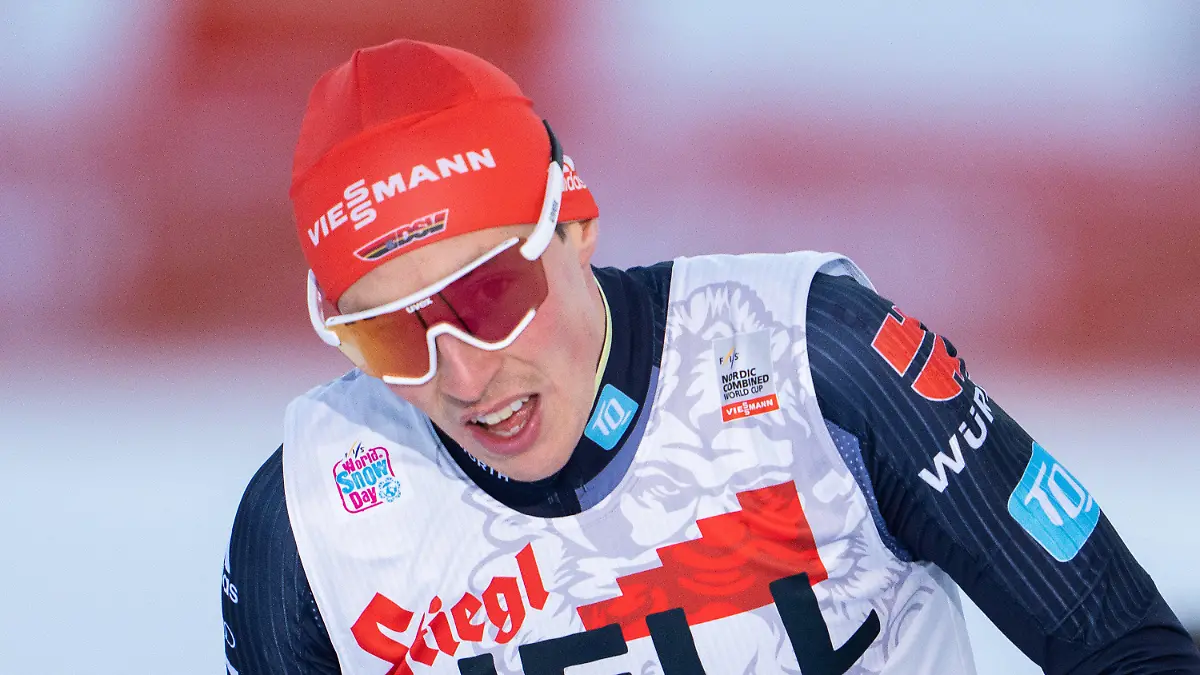 ARCHIV - 19.12.2021, Österreich, Ramsau: Ski nordisch/Kombination: Weltcup, Einzel, Normalschanze/10 km, Herren, Langlauf: Eric Frenzel aus Deutschland in Aktion. (zu dpa: "Kombinierer Frenzel hat Corona-Quarantäne verlassen") Foto: Georg Hochmuth/APA/dpa +++ dpa-Bildfunk +++