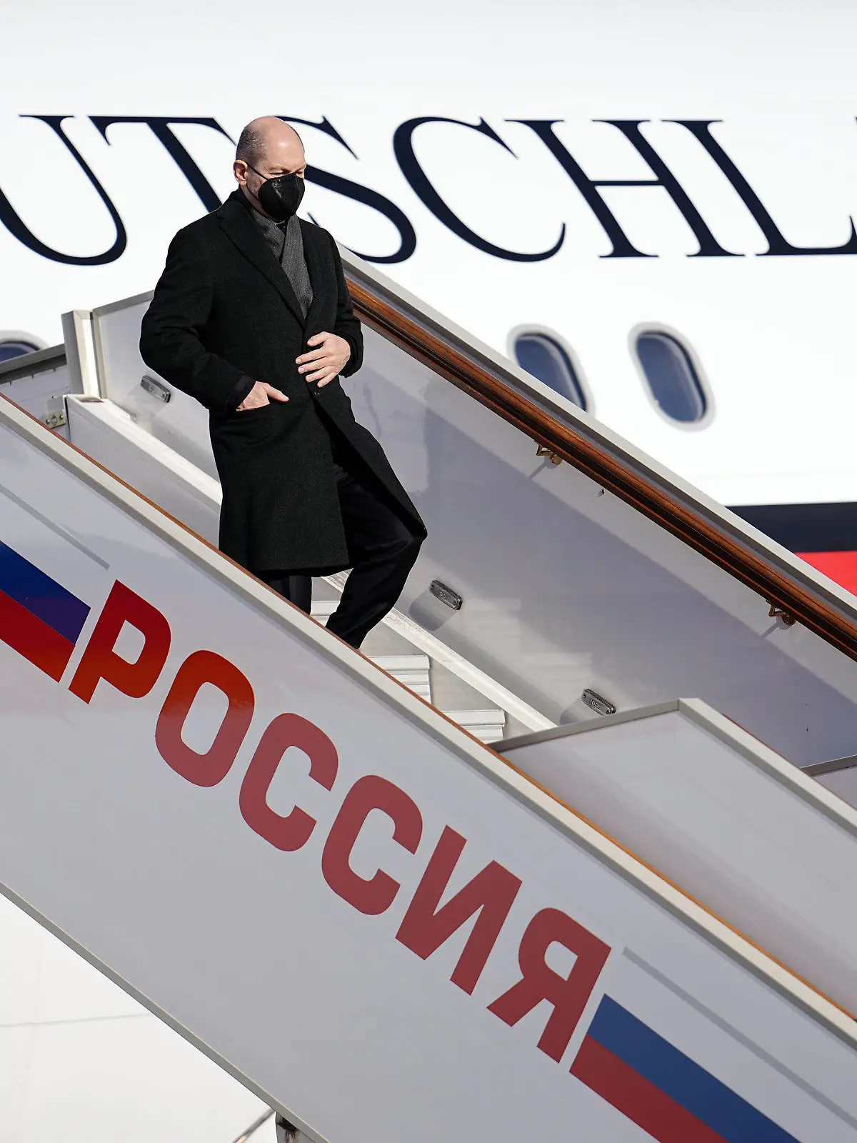 15.02.2022, Russland, Moskau: Bundeskanzler O. Scholz (SPD) verlässt bei seiner Ankunft den Airbus A340 der Luftwaffe. Scholz reist zu Gesprächen über die Situation an der ukrainischen-russischen Grenze nach Moskau. Dort trifft er den russischen Präsidenten. Foto: Kay Nietfeld/dpa +++ dpa-Bildfunk +++