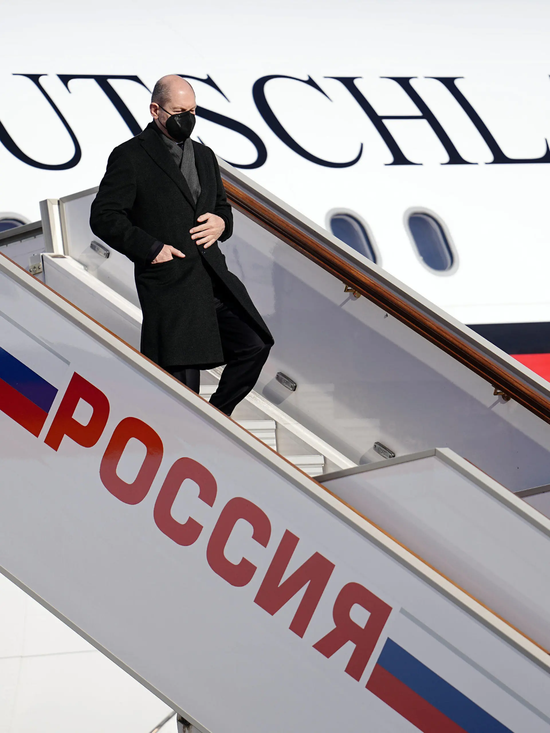 15.02.2022, Russland, Moskau: Bundeskanzler O. Scholz (SPD) verlässt bei seiner Ankunft den Airbus A340 der Luftwaffe. Scholz reist zu Gesprächen über die Situation an der ukrainischen-russischen Grenze nach Moskau. Dort trifft er den russischen Präsidenten. Foto: Kay Nietfeld/dpa +++ dpa-Bildfunk +++