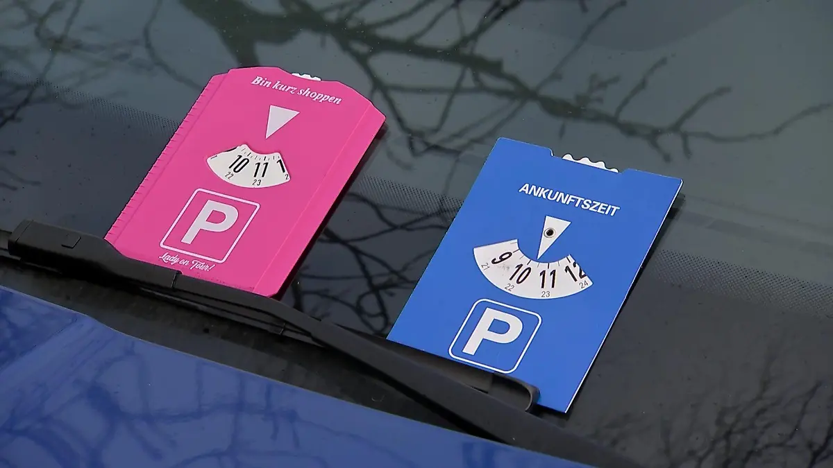 Diese Parkscheiben sehen ähnlich aus. Erlaubt ist trotzdem nur eine.