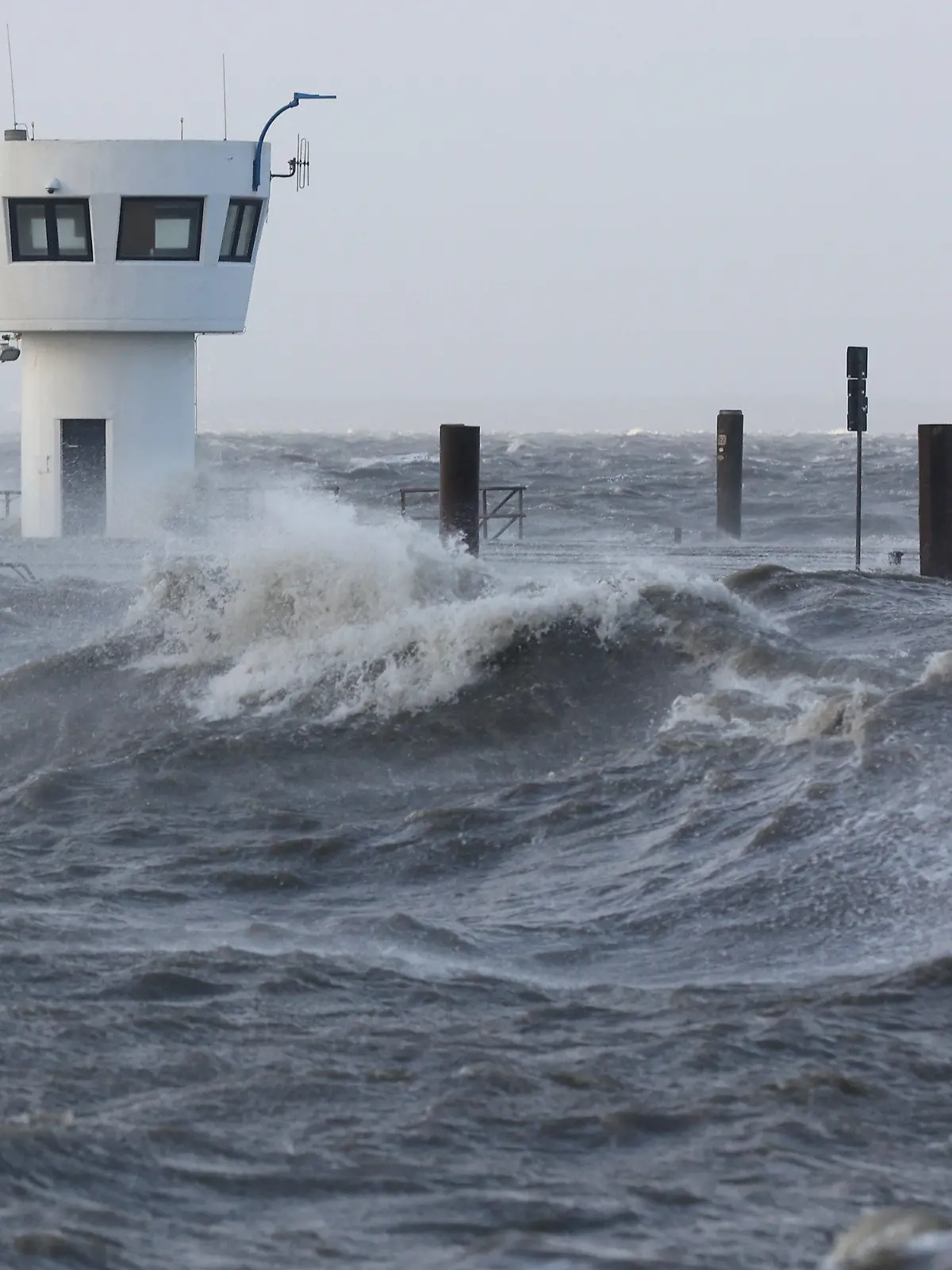 30.01.2022, Schleswig-Holstein, Dagebüll: Wellen der aufgepeitschten Nordsee drücken bei Sturm auf den Fähranleger Dagebüll. Foto: Bodo Marks//dpa +++ dpa-Bildfunk +++