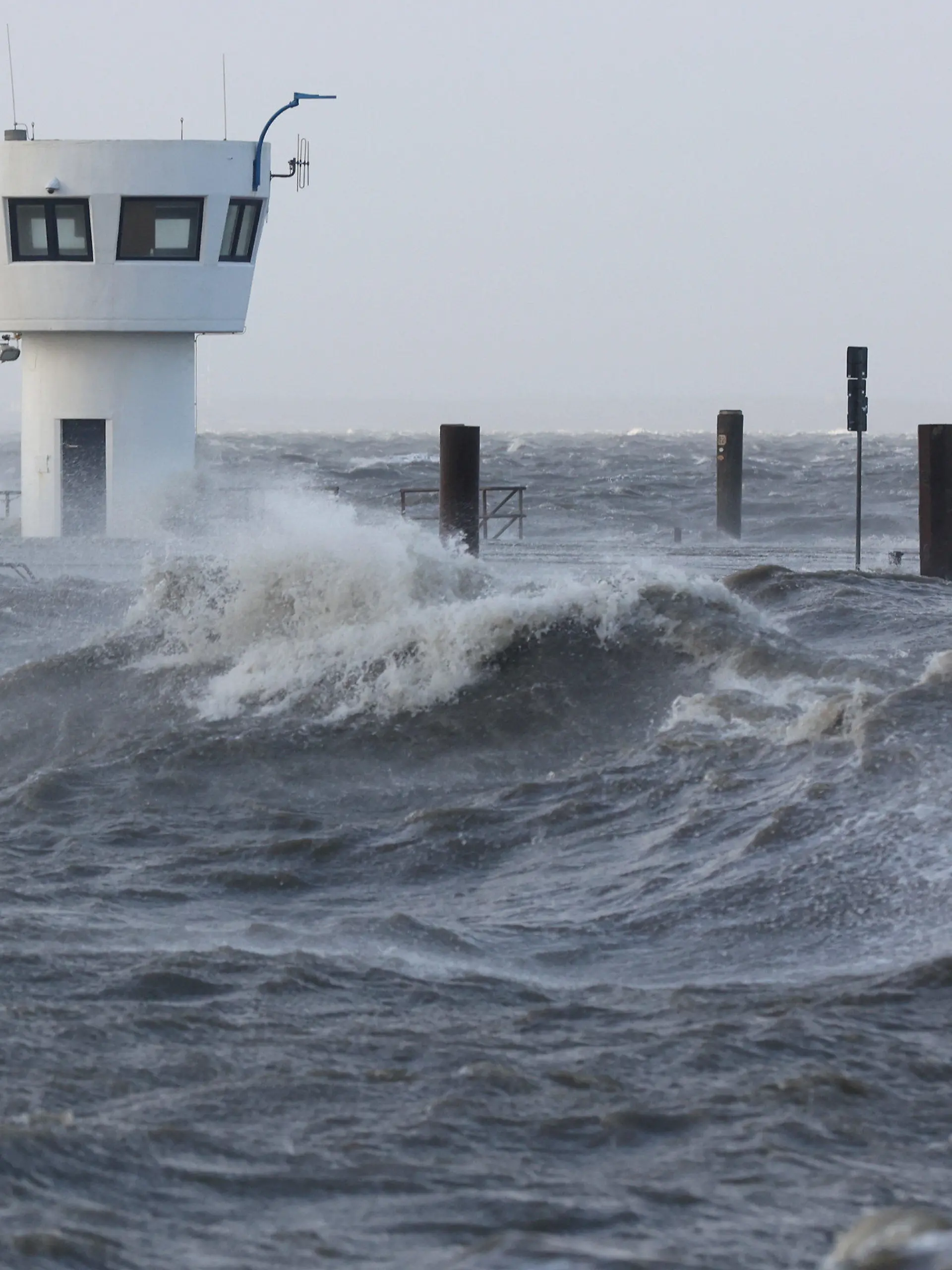 30.01.2022, Schleswig-Holstein, Dagebüll: Wellen der aufgepeitschten Nordsee drücken bei Sturm auf den Fähranleger Dagebüll. Foto: Bodo Marks//dpa +++ dpa-Bildfunk +++