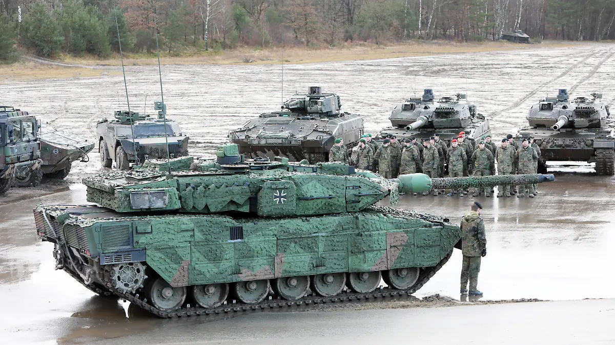 Vorne: Kampfpanzer Leopard 2A7v der Bundeswehr auf dem Truppenübungsplatz Munster. Die Panzerlehrbrigade 9 hat im Rahmen einer feierlichen Übergabe durch die Bundesministerin der Verteidigung am 07.02.2022 fünf Panzer für die Brigade erhalten. Dienstantrittsbesuch der Bundesministerin der Verteidigung Christine Lambrecht beim Deutschen HEER am 07. Februar 2022. Munster Niedersachsen Deutschland