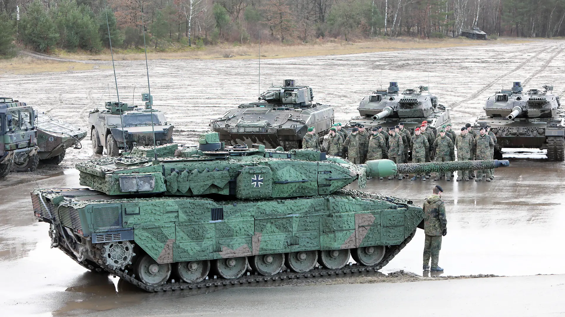 Vorne: Kampfpanzer Leopard 2A7v der Bundeswehr auf dem Truppenübungsplatz Munster. Die Panzerlehrbrigade 9 hat im Rahmen einer feierlichen Übergabe durch die Bundesministerin der Verteidigung am 07.02.2022 fünf Panzer für die Brigade erhalten. Dienstantrittsbesuch der Bundesministerin der Verteidigung Christine Lambrecht beim Deutschen HEER am 07. Februar 2022. Munster Niedersachsen Deutschland