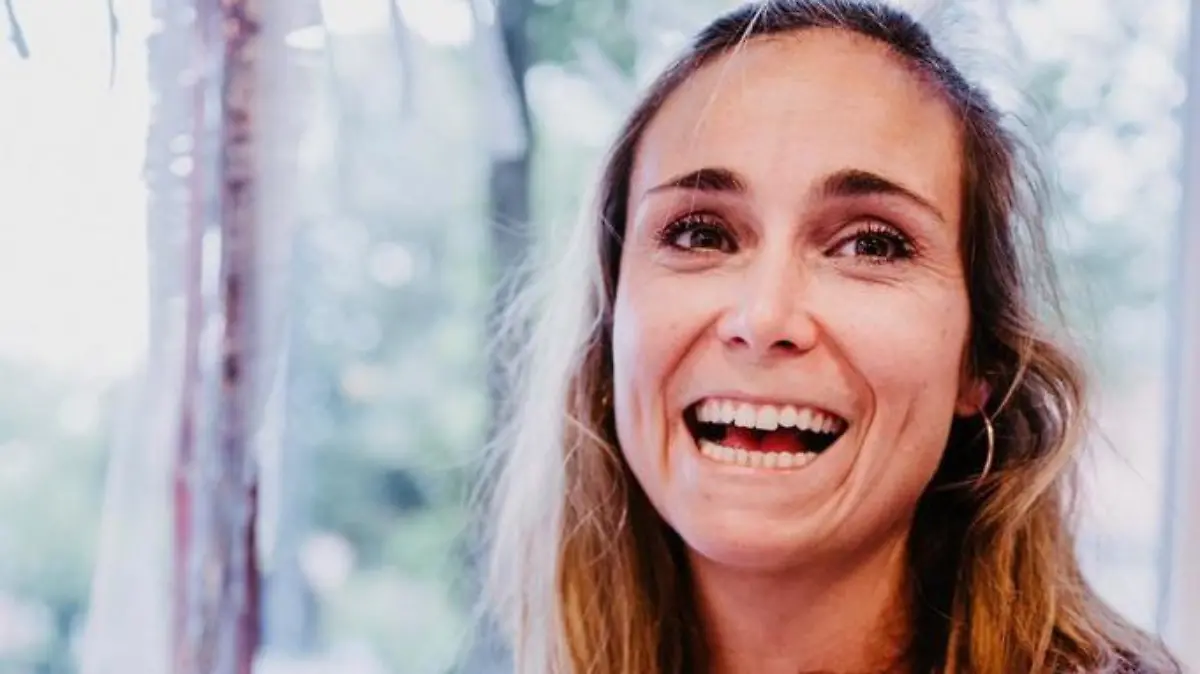 Paulina Drabinski sitzt an einem Tisch.
