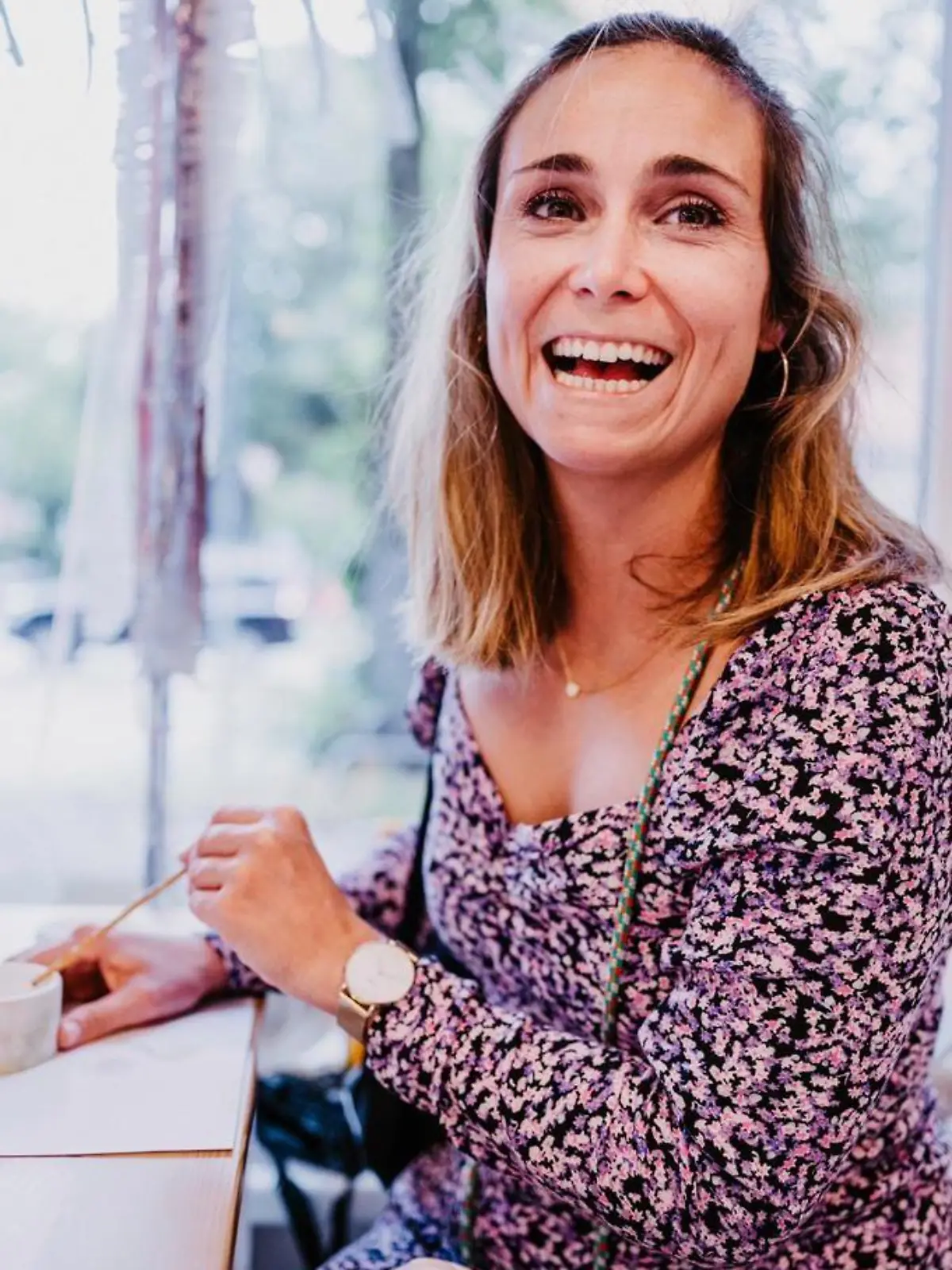 Paulina Drabinski sitzt an einem Tisch.