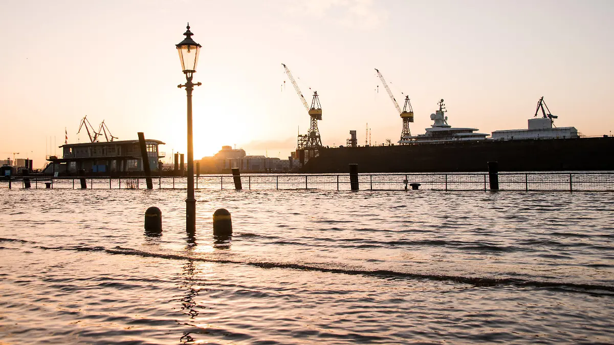 07.02.2022, Hamburg: Der Fischmarkt ist am Morgen während einer Sturmflut durch das Hochwasser der Elbe überschwemmt. Foto: Daniel Bockwoldt/dpa +++ dpa-Bildfunk +++