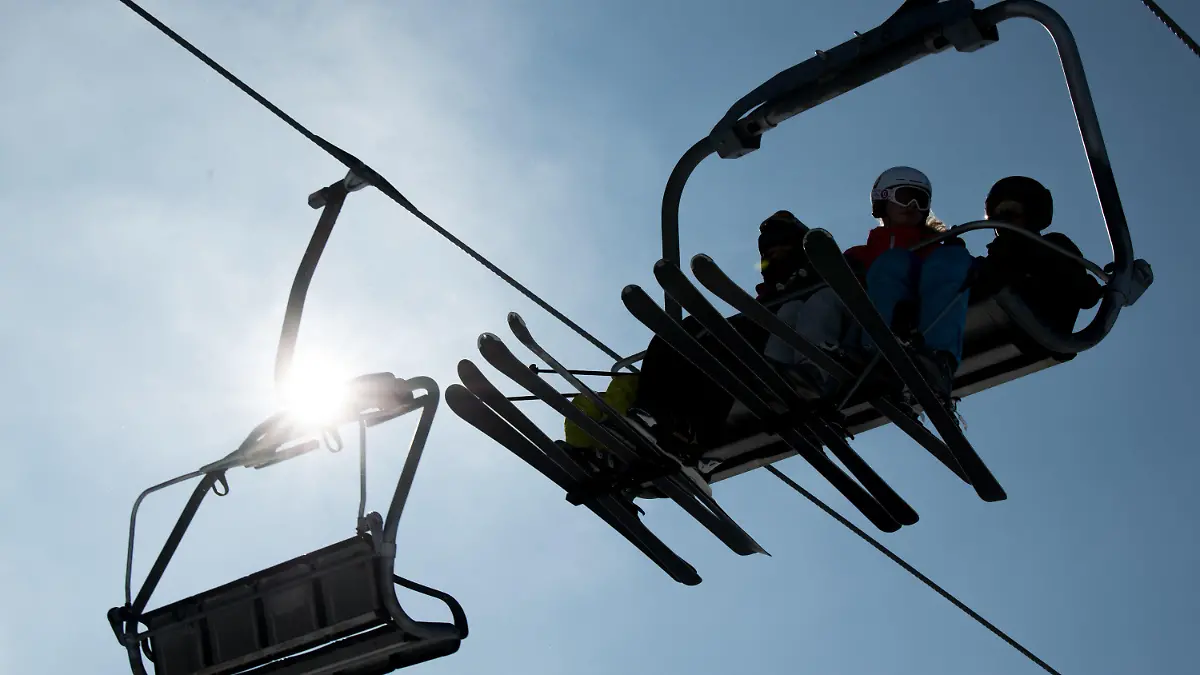 21.02.2018, Sachsen, Schöneck: Skifahrer sitzen bei sonnigem Wetter im Sessellift. Foto: Monika Skolimowska/dpa-Zentralbild/dpa +++ dpa-Bildfunk +++