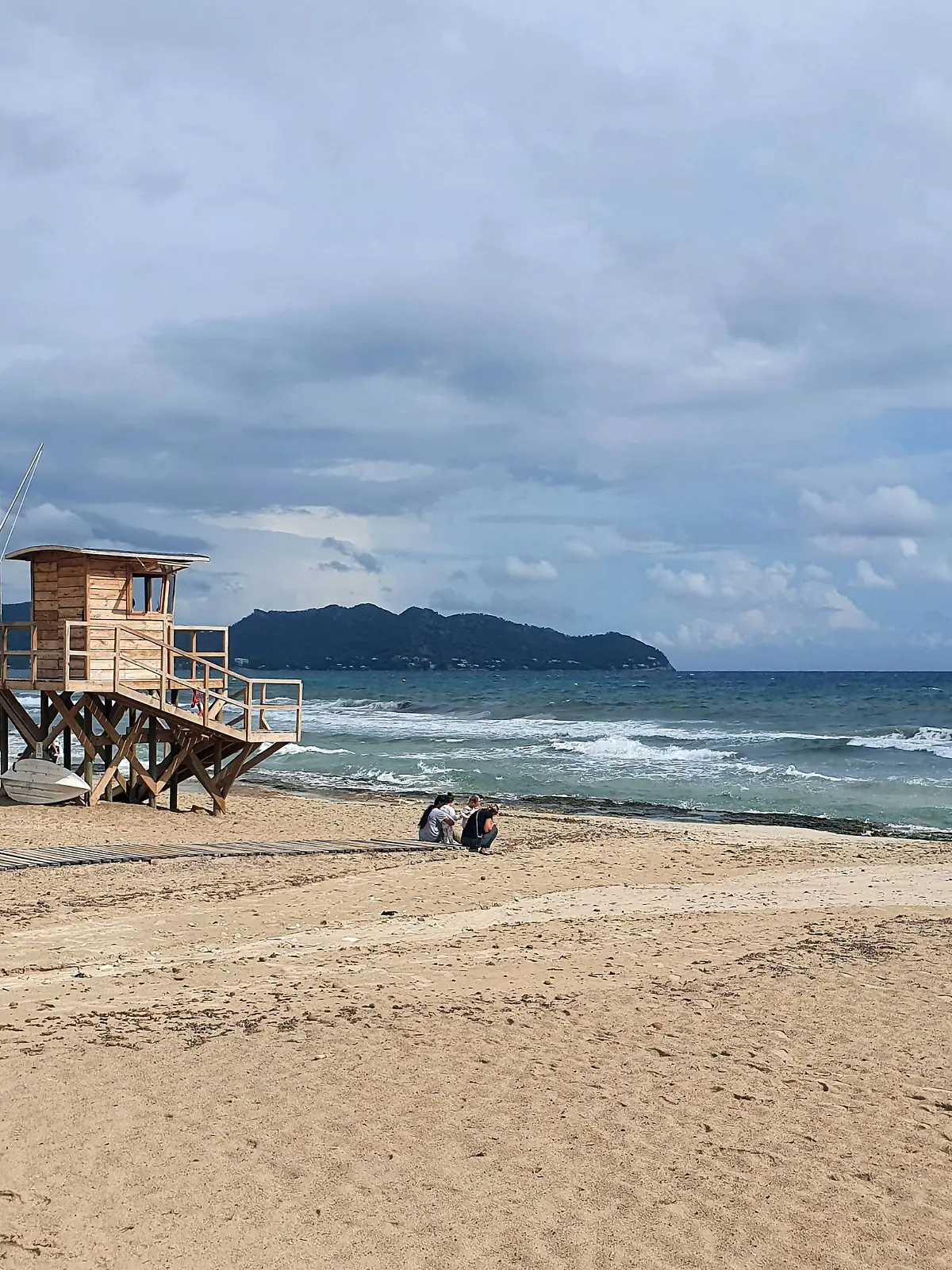 Cala Millor Themenfoto: Urlaub, Reise, Spanien, Mallorca, 22.09.2021 Rettungsschwimmerturm am stürmischen Mittelmeer in der Bucht von Cala Millor, Mallorca, Spanien, Themenfoto: Urlaub, Reise, Spanien, Mallorca, 22.09.2021 - *** Cala Millor themed photo holiday, travel, Spain, Majorca, 22 09 2021 Lifeguard tower on the stormy Mediterranean Sea in the bay of Cala Millor, Majorca, Spain, themed photo holiday, travel, Spain, Majorca, 22 09 2021 Copyright: xAugstx/xEibner-Pressefotox EP_jat 