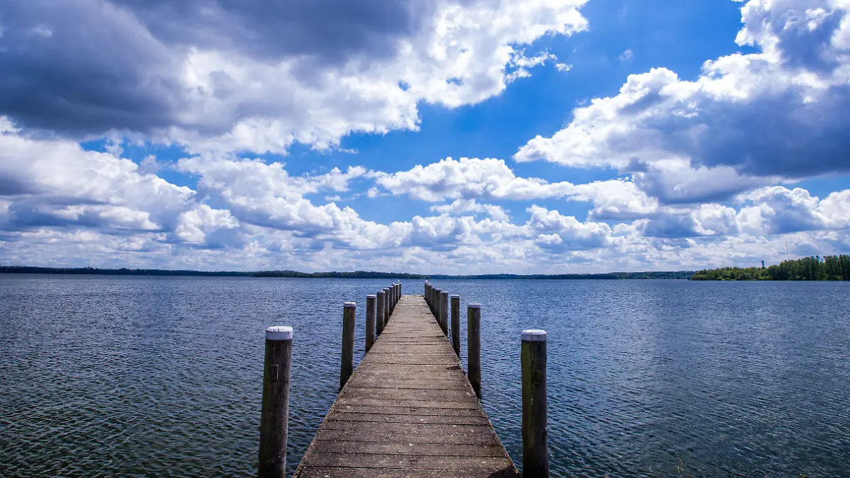 22.06.2020, Mecklenburg-Vorpommern, Schwerin: Ein leerer Bootssteg führt auf den Schweriner See hinaus. Mit Temperaturen um die 25 Grad und teilweise Sonnenschein zeigt sich das Wetter in Norddeutschland von seiner freundlichen Seite. Foto: Jens Büttner/dpa-Zentralbild/dpa +++ dpa-Bildfunk +++