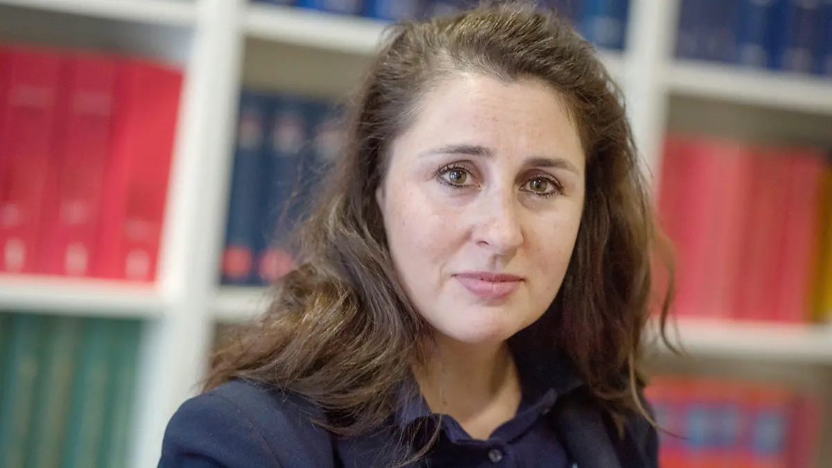 ARCHIV - 16.07.2018, Hessen, Frankfurt/Main: Seda Basay-Yildiz, Rechtsanwältin, steht in ihrem Büro. (zu dpa «Anwältin erwägt Verdoppelung von Belohnung bei NSU-2.0.-Ermittlungen») Foto: Boris Roessler/dpa +++ dpa-Bildfunk +++