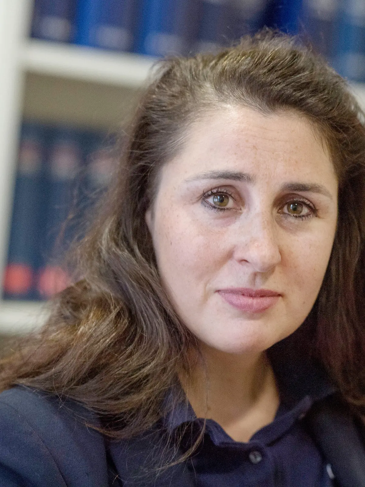 ARCHIV - 16.07.2018, Hessen, Frankfurt/Main: Seda Basay-Yildiz, Rechtsanwältin, steht in ihrem Büro. (zu dpa «Anwältin erwägt Verdoppelung von Belohnung bei NSU-2.0.-Ermittlungen») Foto: Boris Roessler/dpa +++ dpa-Bildfunk +++