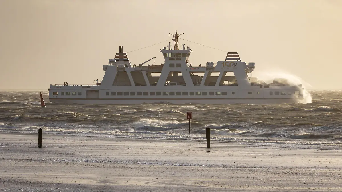  Norderney. 29 JAN 2022. Sturmtief Nadia an der deutschen Nordseeküste. Fährschiff Frisia IV vor dem Weststrand von Norderney. NORDSEE. Ostfriesische Inseln. Copyright: JanisMEYER/Priller&MAUG JMY0G9358X