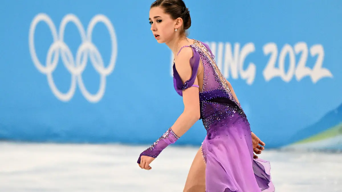 15.02.2022, China, Peking: Olympia, Eiskunstlauf, Damen, Kurzprogramm im Hauptstadt-Hallenstadion. Kamila Walijewa vom Russischen Olympischen Komitee wärmt sich vor dem Wettkampf auf. Foto: Peter Kneffel/dpa-Zentralbild/dpa +++ dpa-Bildfunk +++