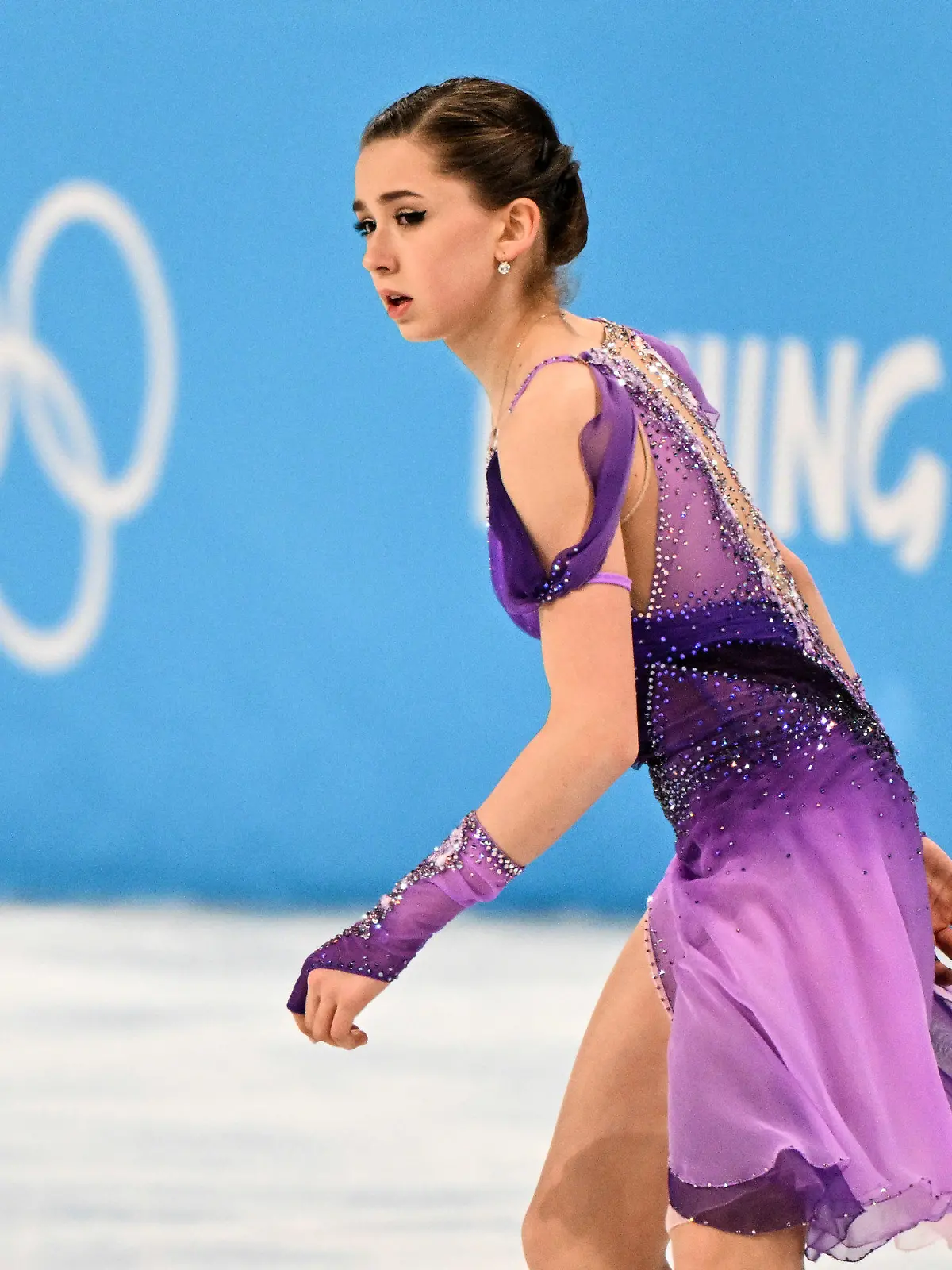 15.02.2022, China, Peking: Olympia, Eiskunstlauf, Damen, Kurzprogramm im Hauptstadt-Hallenstadion. Kamila Walijewa vom Russischen Olympischen Komitee wärmt sich vor dem Wettkampf auf. Foto: Peter Kneffel/dpa-Zentralbild/dpa +++ dpa-Bildfunk +++