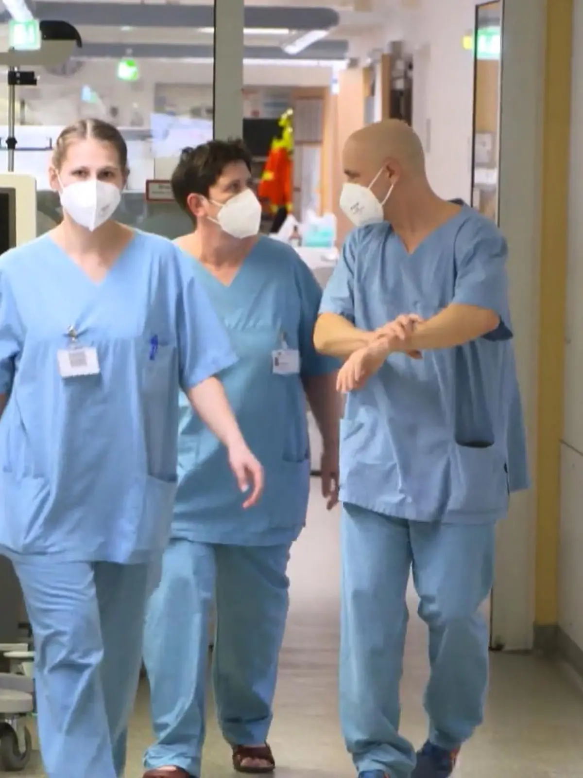 Es herrscht Notstand in deutschen Kliniken: Grundsätzlich gibt es schon jahrelang zu viel Arbeit für zu wenig Menschen. Zusätzlich droht nun durch Pflege-Impfpflicht ab Mitte März, dass weiteres Personal den Job hinschmeißt und die Lücken noch größer werden. Und auch das sogenannte Pflegebudget, was Ex-Gesundheitsminister Jens Spahn (CDU) ins Leben gerufen hatte, kann die Kliniken nicht retten. Mehr über eines der vielen Krankenhäuser in großer Personal- und Geldnot – im Video!