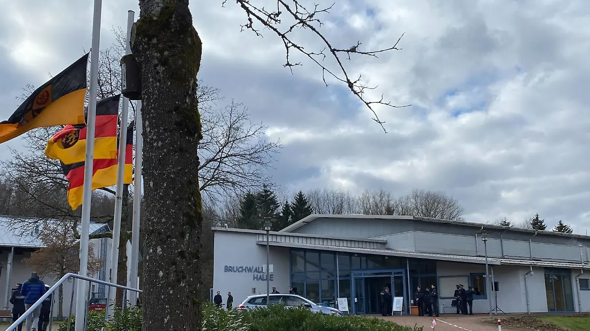 Die Fahnen vor Ort wurden auf Halbmast gehängt.