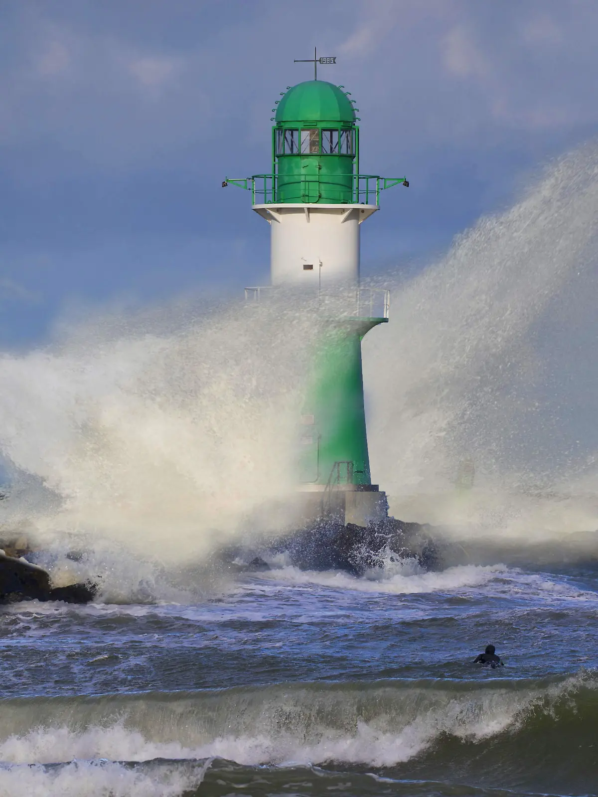 Sturm an der Westmole in Warnemuende, Deutschland, Mecklenburg-Vorpommern, Rostock | lighthouse on breakwater west in stormy waters, Germany, Mecklenburg-Western Pomerania, Rostock