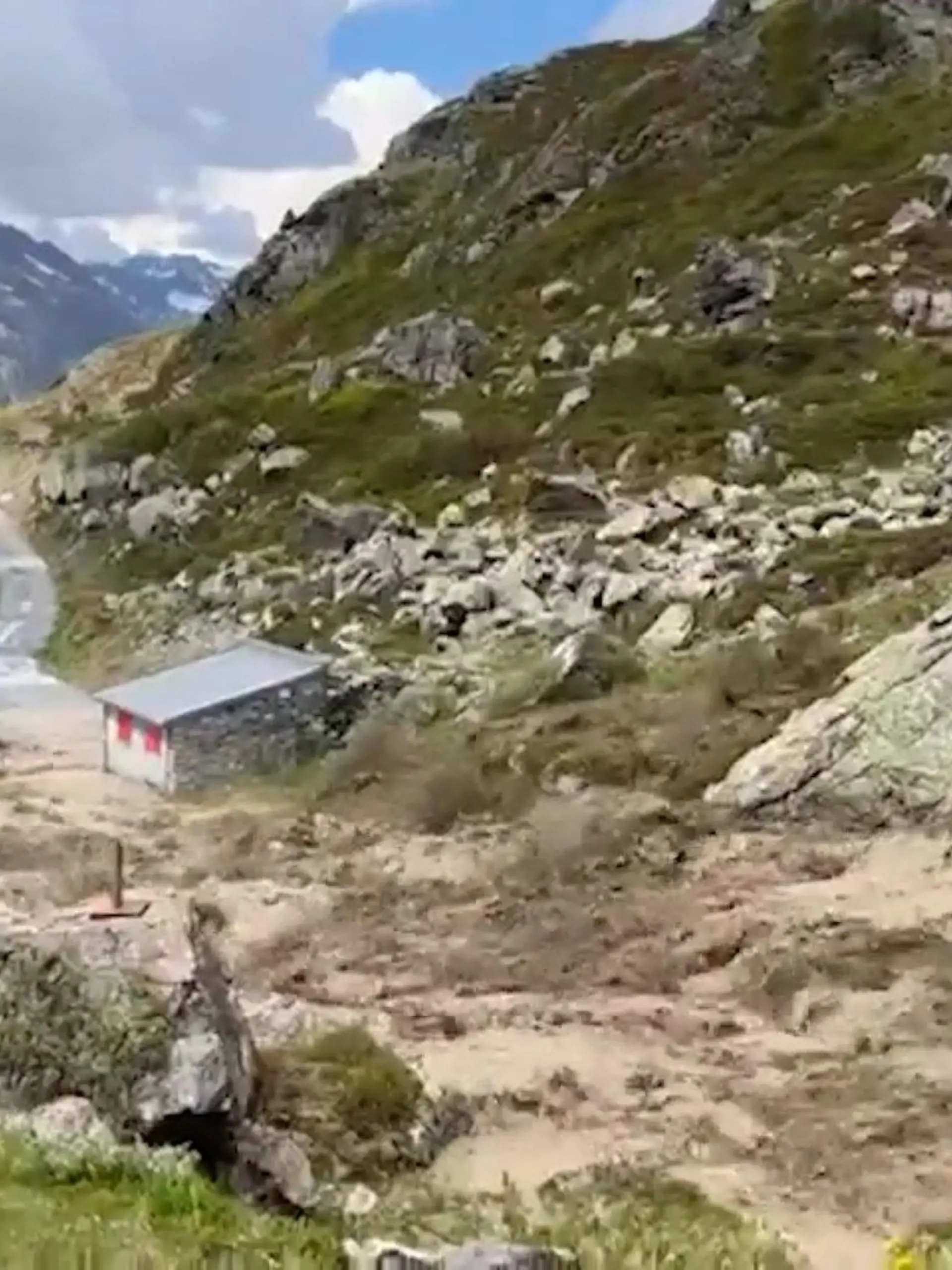 Einen Murgang seltenen Ausmaßes filmt ein Mountainbiker zufällig am Sonntagnachmittag. Schlamm und Geröll bahnt sich seinen Weg vom Fluchthorn in Tirol hinab ins Tal. Eine riesige Rauchwolke entsteht. Haarscharf verfehlt die Gesteinslawine eine Berghütte. Zum Glück wird niemand verletzt.
