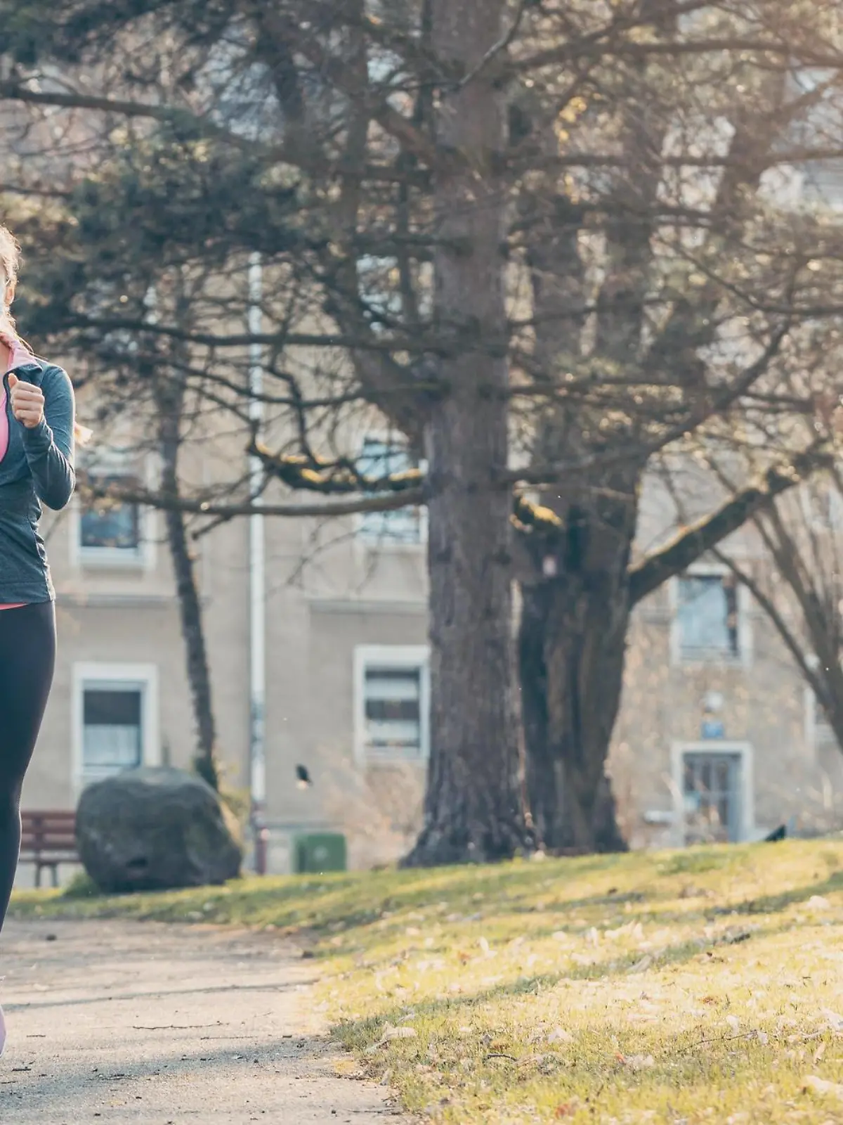  Woman jogging down a path boosting her immune system for covid-19 Copyright: xKzenonx Panthermedia28213966 ,model released, Symbolfoto
