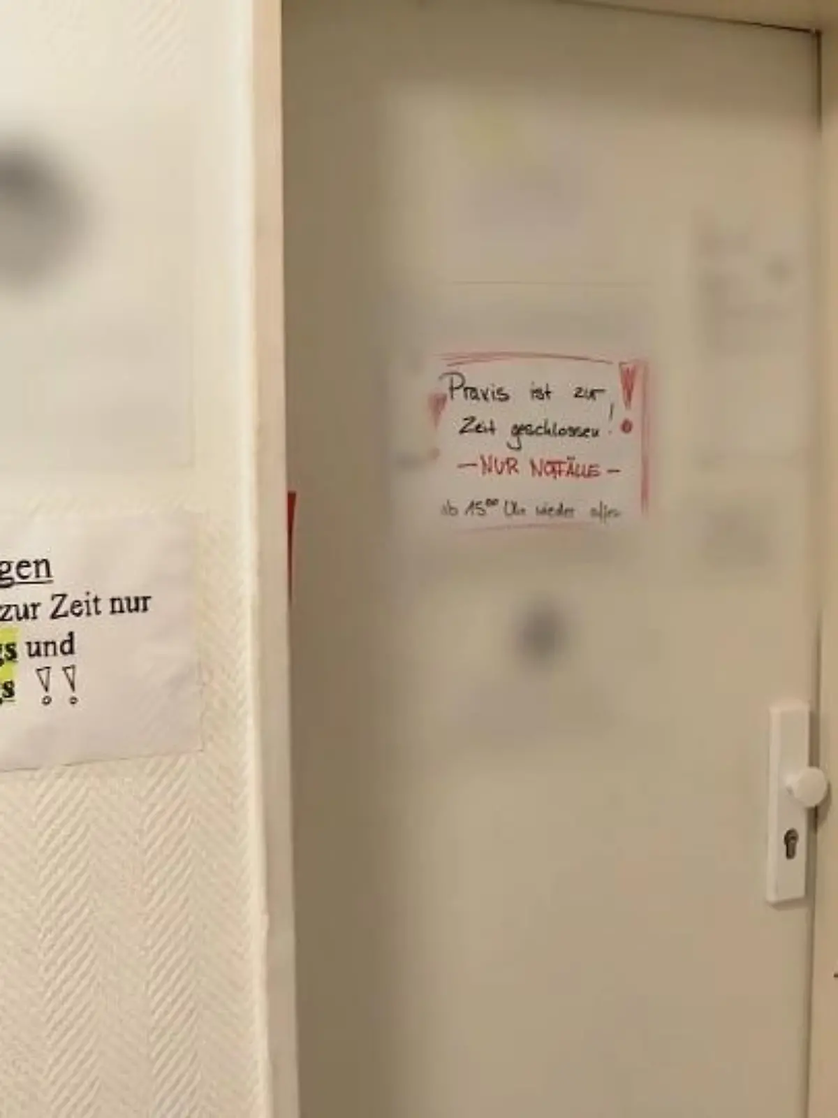 Bild zu: "Razzia wegen gefälschter Impfpässe "