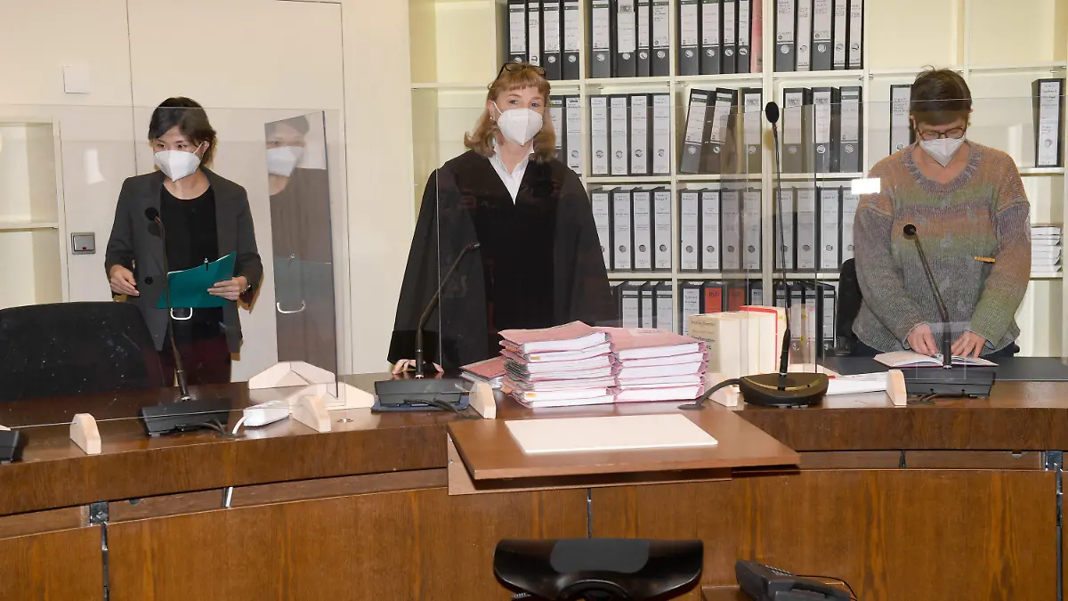 10.02.2022, Bayern, München: Die Richterin Ciolek-Krepold (M) steht im Gerichtssaal beim Auftakt im Prozess gegen einen Polizisten, der in den Drogenskandal im Münchner Polizeipräsidium verwickelt sein soll im Gerichtssaal des Amtsgericht München. Foto: Felix Hörhager/dpa +++ dpa-Bildfunk +++