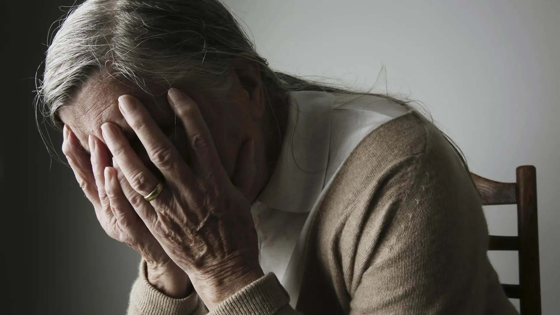 Senior woman covering face with her hands model released PUBLICATIONxINxGERxSUIxAUTxHUNxONLY JATF000651
Senior Woman covering Face With her Hands Model released PUBLICATIONxINxGERxSUIxAUTxHUNxONLY JATF000651