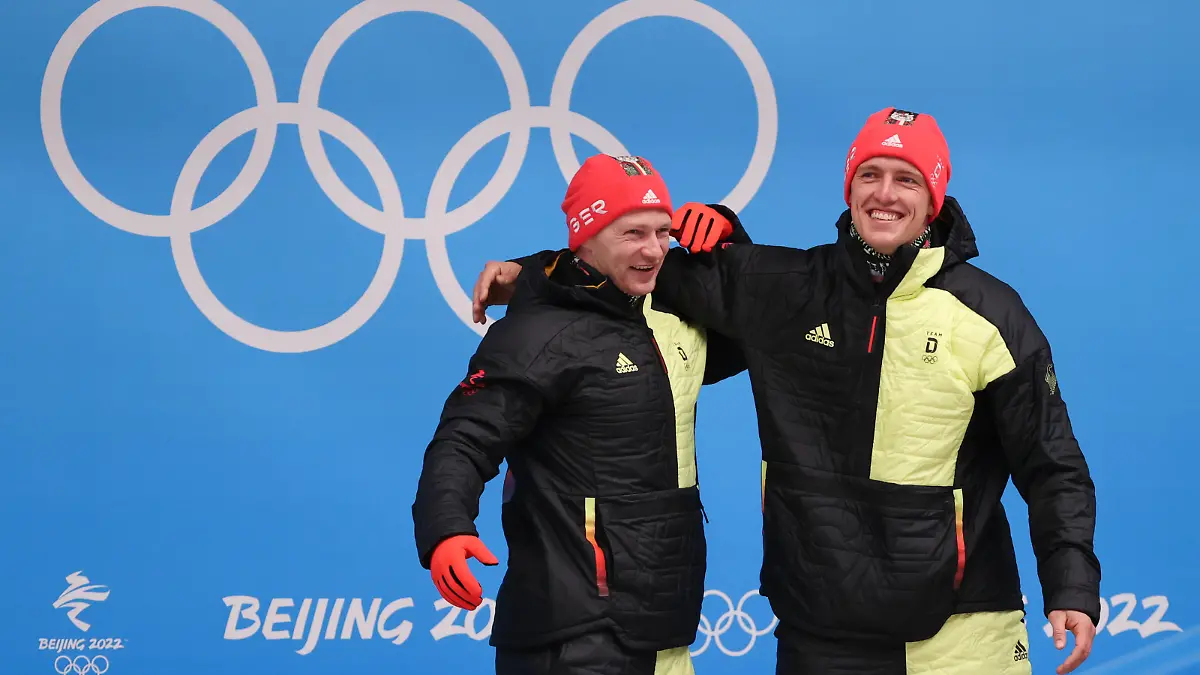  BEIJING, CHINA - FEBRUARY 15, 2022: Athletes Francesco Friedrich L and Thorsten Margis of Germany celebrate their gold medals during a flower ceremony after the two-man bobsleigh event at the Yanqing National Sliding Centre as part of the 2022 Winter Olympic Games, Olympische Spiele, Olympia, OS Anton Novoderezhkin/TASS PUBLICATIONxINxGERxAUTxONLY TS1235CA