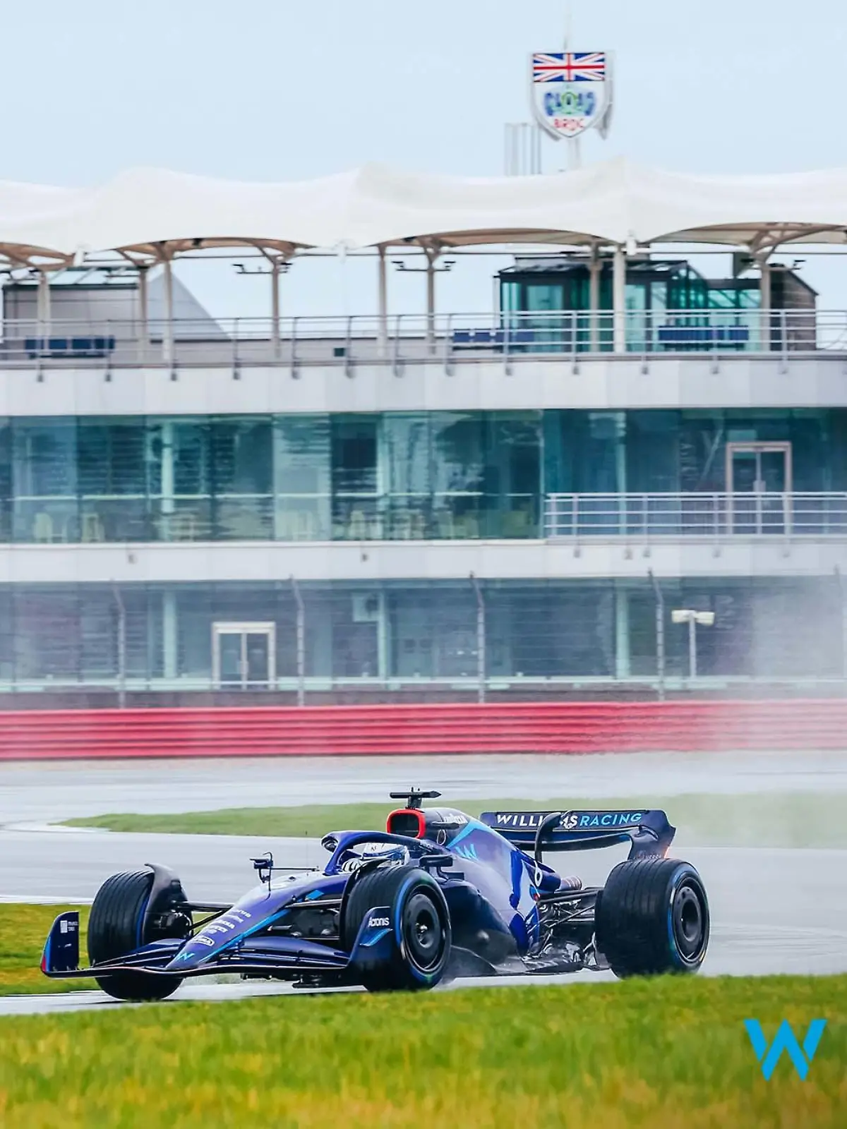 Im neuen Williams FW44 gab Nicholas Latifi gleich Gas