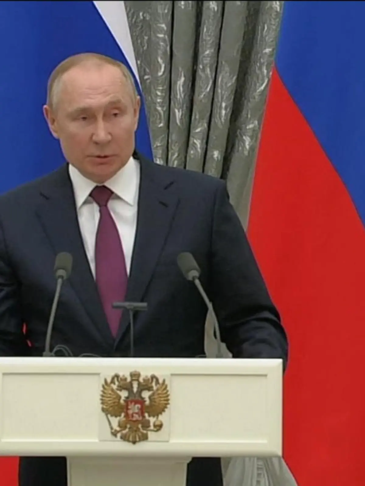 Putin äußerte sich im Gespräch mit Kanzler Scholz wohlwollend über Ex-Kanzler Schröder. Im hätten die Deutschen die günstigen Energiepreise zu verdanken.