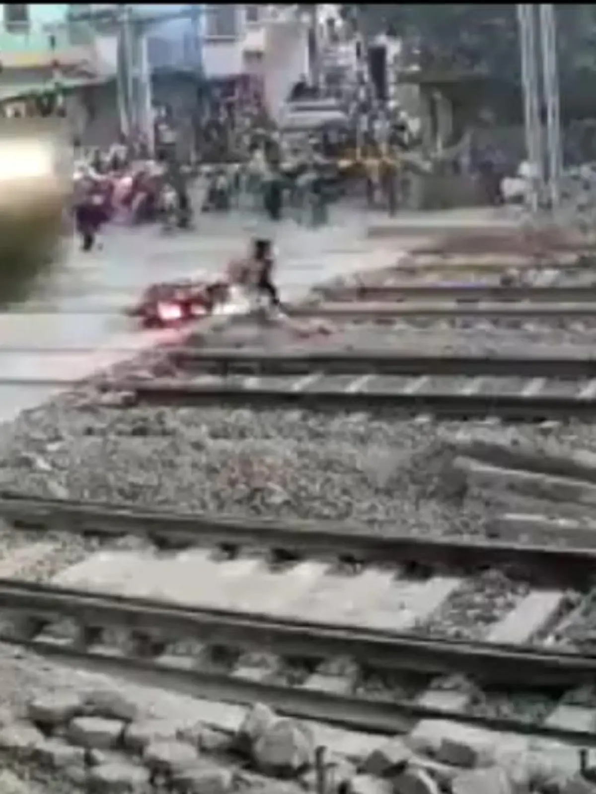 Unfassbares Glück hat dieser Mann aus Mumbai. Als er mit seinem Motorrad einen Bahnübergang überquert, sieht er einen Zug auf ihn zurasen. In letzter Sekunde schafft er es abzuspringen. Eine Überwachungskamera filmt den Schreckensmoment.