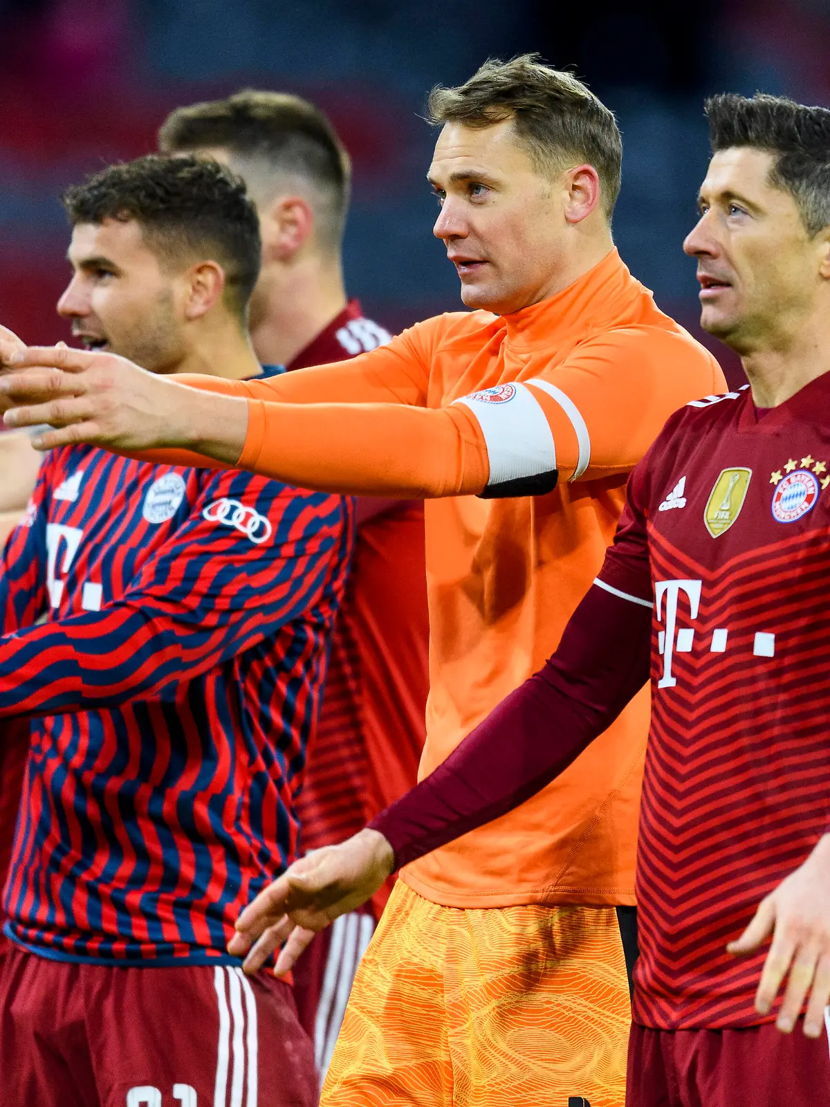 GER, DFB, FC Bayern Muenchen vs. RB Leipzig / 05.02.2022, Allianz Arena, Muenchen, GER, DFB, FC Bayern Muenchen vs. RB Leipzig, im Bild Die Bayern feiern den Sieg mit Manuel Neuer FCB 1 Robert Lewandowski FCB 9 *** GER, DFB, FC Bayern Muenchen vs RB Leipzig 05 02 2022, Allianz Arena, Munich, GER, DFB, FC Bayern Muenchen vs RB Leipzig, in picture Bayern celebrate victory with Manuel Neuer FCB 1 Robert Lewandowski FCB 9 nordphotoxGmbHx/xStraubmeier nph00004