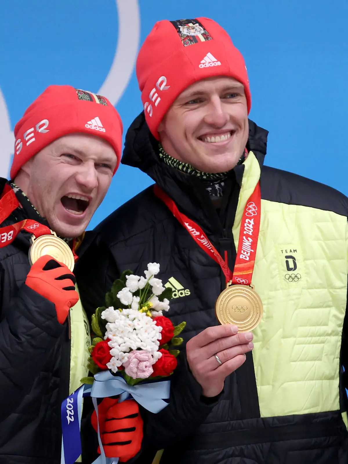  BEIJING, CHINA - FEBRUARY 15, 2022: Athletes Francesco Friedrich L and Thorsten Margis of Germany celebrate their gold medals during a flower ceremony after the two-man bobsleigh event at the Yanqing National Sliding Centre as part of the 2022 Winter Olympic Games, Olympische Spiele, Olympia, OS Anton Novoderezhkin/TASS PUBLICATIONxINxGERxAUTxONLY TS1235CC