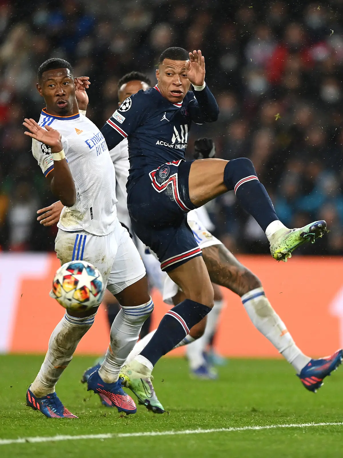 PARIS, FRANCE - FEBRUARY 15: Kylian Mbappe of Paris Saint-Germain challenges David Alaba of Real Madrid during the UEFA Champions League Round Of Sixteen Leg One match between Paris Saint-Germain and Real Madrid at Parc des Princes on February 15, 2022 in Paris, France. (Photo by Shaun Botterill/Getty Images)