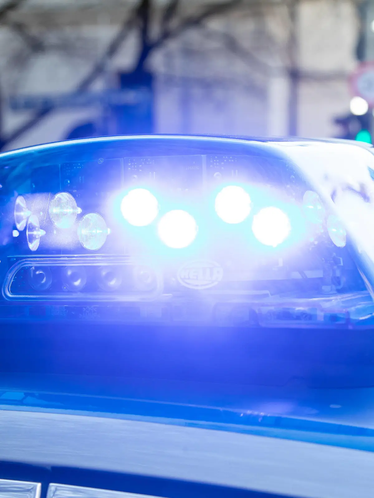  Polizeieinsatz Symbolbild, Polizeiwagen mit Blaulicht im Einsatz. -- Police car with bluelight in operation. München Bayern Deutschland *** Police car with blue light in operation Police car with blue light in operation Munich Bavaria Germany