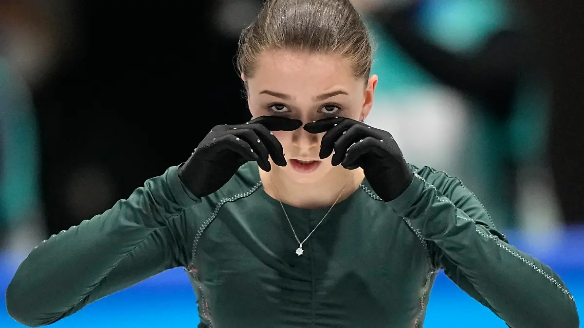 13.02.2022, China, Beijing: Olympia, Eiskunstlauf, Damen, Training, im Hauptstadt-Hallenstadion, Kamila Walijewa vom Russischen Olympischen Komitee trocknen sich die Tränen unter ihren Augen. Walikewa war beim Training gestürzt. Foto: David J. Phillip/AP/dpa +++ dpa-Bildfunk +++